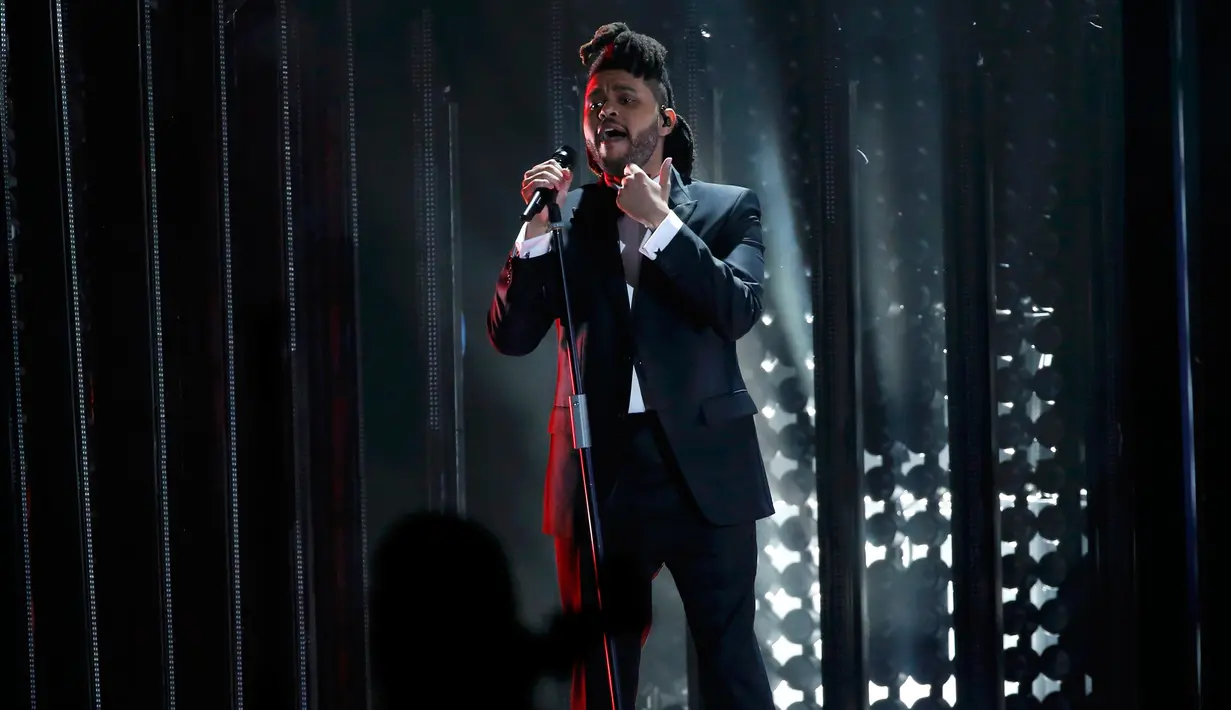 The Weeknd berhasil menang di dua nominasi, Best R&B Performance untuk lagu "Earned It" dan Best Urban Contemporary Album untuk albumnya, "Beauty Behind the Madness" pada Grammy Awards ke-58 di Los Angeles, Senin (15/2). (REUTERS/Mario Anzuoni)