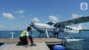 Sebuah pesawat apung mendarat di Pulau Gili Iyang, Sumenep, Madura, Senin (26/04/2021). Badan Penelitian dan Pengembangan Perhubungan (Balitbanghub) mengadakan uji operasional seaplane atau pesawat apung dengan rute Bali menuju Gili Iyang. (Liputan6.com/HO/Balitbanghub)