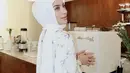 Di bagian caption, Aghnia Punjabi mengatakan bahwa ini adalah pilihan baju Lebarannya. Nuansa white on white memang tak pernah terlihat salah. [Foto: Instagram/emyaghnia]