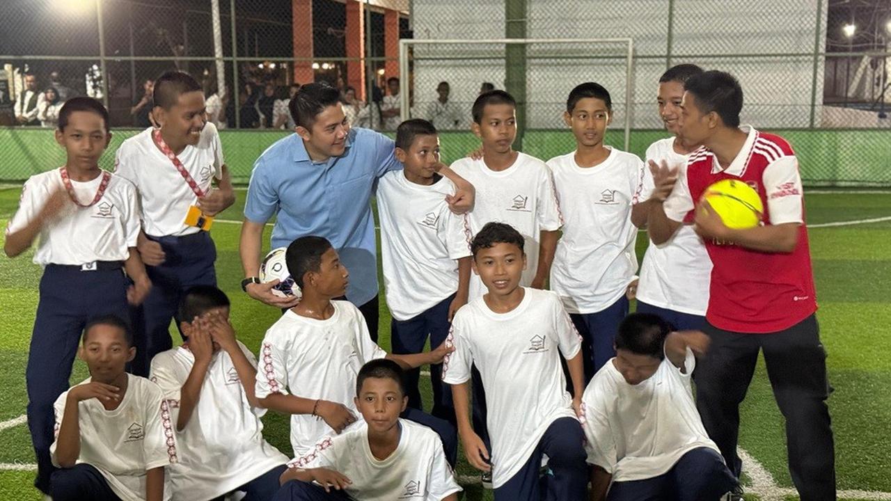 Seskab Teddy Ajak Siswa SR Lihat Paskibraka di Istana