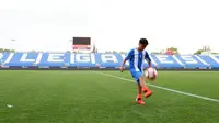 Aksi jugling Tristan Alif Naufal saat sesi perkenalan di stadion akademi klub La Liga, CD Leganes. (Bola.com/Dok. Pribadi/Tristan Alif)