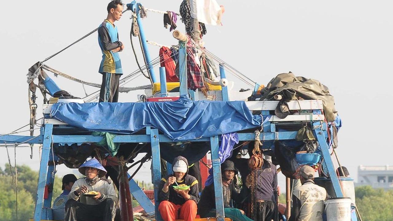 Mereka pun terpaksa mencari ikan lebih jauh dari biasanya.