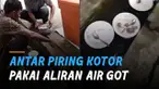 Aksi nyeleneh dipertontonkan pemuda yang bertugas membereskan piring kotor hajatan.