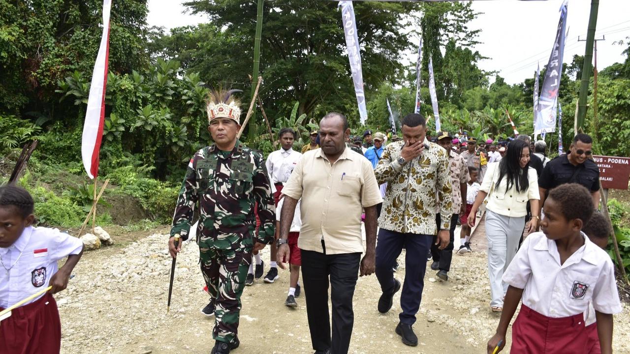 FOTO: TNI AL Resmikan Jembatan di Distrik Bonggo Papua