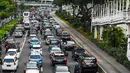 Sejumlah mobil melintas di jalan Sudirman, Jakarta, Senin  (10/2/2020). Pada tahun 2019, industri otomotif nasional mengalami penurunan penjualan, terutama kendaraan komersial yang turun 18, 26 persen atau sekitar 94.000 unit. (Liputan6.com/Angga Yuniar)
