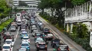 Sejumlah mobil melintas di jalan Sudirman, Jakarta, Senin  (10/2/2020). Pada tahun 2019, industri otomotif nasional mengalami penurunan penjualan, terutama kendaraan komersial yang turun 18, 26 persen atau sekitar 94.000 unit. (Liputan6.com/Angga Yuniar)