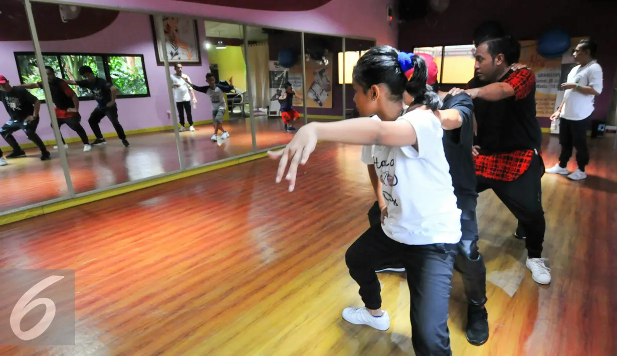 Unlimited PAZcrew tengah berlatih jelang final Toracino Cool Expresion, Jakarta, Senin (2/6/2016). Tiga finalis dance Toracino Cool Expression gelar latihan bersama. (Liputan6.com/Yoppy Renato)