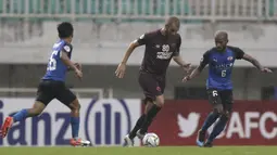 Pluim jeli dalam memanfaatkan celah di lini pertahanan lawan. Pemain berdarah Belanda ini dikenal sebagai gelandang yang piawai dalam membuat assist dan mencetak gol. (Bola.com/Yoppy Renato)