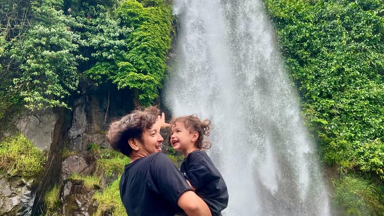 Potret Nadine Chandrawinata Ajak 2 Anaknya ke Curug, Kompak Sama Dimas Anggara