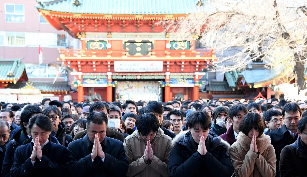 Warga berdoa di kuil Kanda Myojin, Tokyo (4/1). Lebih dari 3.500 perusahaan diperkirakan akan mengadakan doa untuk dimulainya awal tahun di kuil tersebut pada dua hari kerja pertama tahun ini. (AFP Photo/Toshifumi Kitamura)