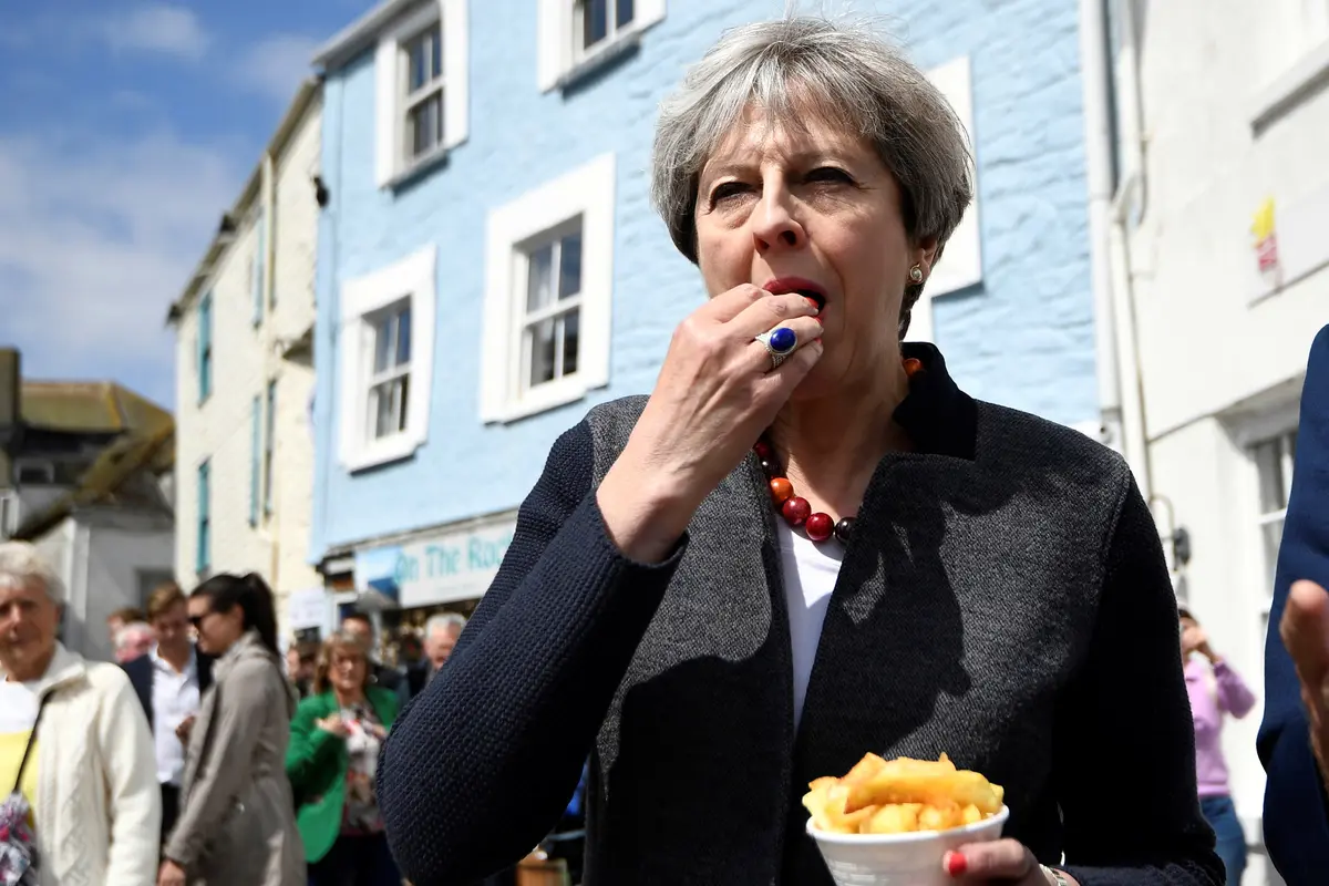 20170502-Theresa May Makan Keripik di Pinggir Jalan-AP