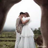 Telah resmi menjadi pasangan suami istri, Syamsir Alam dan Bunga Jelitha bicara tentang momongan. Seperti pasangan lainnya, mereka pun menanti hal tersebut dan tidak akan menunda untuk memilikinya. (Instagram/bungajelitha66)