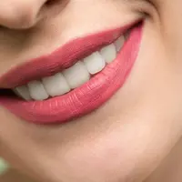 Minyak kelapa dapat membantu menjaga kesehatan mulut. (Foto: Pecels/Shiny Diamond)