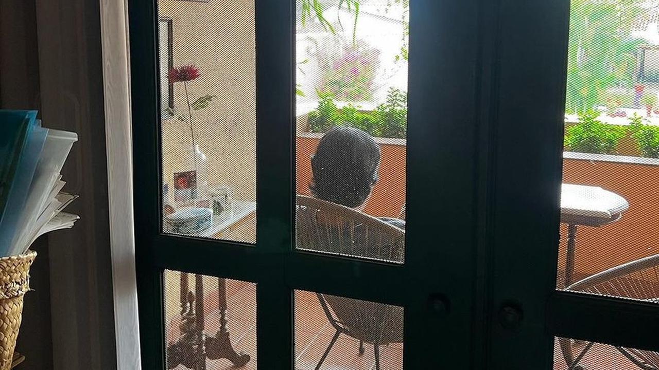 8 Potret Candid Ikang Fawzi Setelah Ditinggal Marissa Haque, Mengaji dan Melamun Sendirian