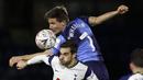 Gelandang Wycombe Wanderers, David Wheeler (atas) berduel udara dengan gelandang Tottenham Hotspur, Harry Winks dalam laga babak keempat Piala FA 2020/21 di Adams Park Stadium, Senin (25/1/2021). Wycombe Wanderers kalah 1-4 dari Tottenham Hotspur. (AFP/Adrian Dennis)