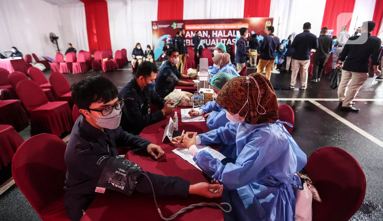 Tenaga kesehatan melakukan pemeriksaan kesehatan kepada pegawai KPU sebelum pemberian vaksinasi COVID-19 keempat atau booster kedua di kantor pusat, Jalan Imam Bonjol, Menteng, Jakarta, Selasa (21/2/2023). Vaksinasi COVID-19 penguat (booster) itu dilakukan sebagai upaya pencegahan penularan, terutama bagi staf atau pegawai KPU yang kesehariannya bersentuhan langsung dengan masyarakat. (Liputan6.com/Johan Tallo)