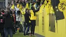 Usain Bolt memberikan tanda tangan kepada suporter usai berlatih bersama Borussia Dortmund di Dortmund, Jerman, (23/3/2018). Bolt pensiun dari dunia atletik usai Kejuaraan Dunia 2017.  (Guido Kirchner/dpa via AP)