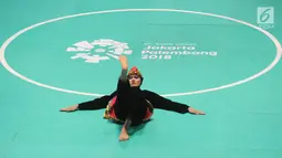 Pesilat Indonesia, Puspa Arumsari tampil dalam final nomor seni tunggal putri Asian Games 2018 di Padepokan Pencak Silat, TMII, Senin (27/8). Puspa Arumsari menyabet medali emas setelah mengumpulkan total nilai 467. (Merdeka.com/Arie Basuki)