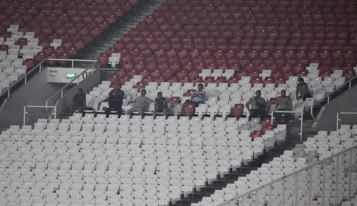 Suasana penonton saat laga Kualifikasi Piala Dunia 2022 antara Timnas Indonesia melawan Thailand di SUGBK, Jakarta, Selasa (10/9). Laga berlangsung sepi hanya dihadiri 11.619 penonton. (Bola.com/Vitalis Yogi Trisna)
