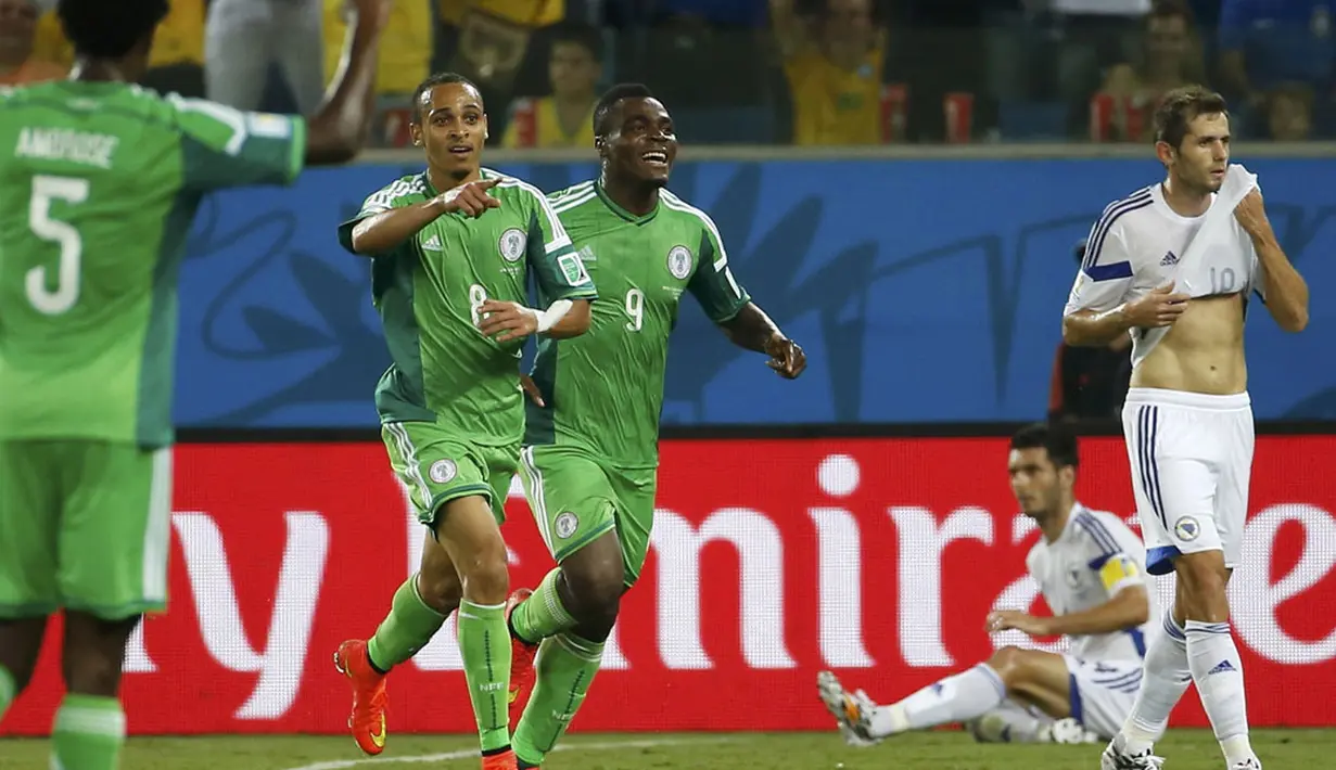 Pemain depan Nigeria, Peter Odemwingie (kedua dari kiri) sukses menjebol gawang Bosnia saat berlaga di penyisihan Piala Dunia 2014 Grup F di Stadion Pantanal, Cuiaba, Brasil, (22/6/2014). (REUTERS/Eric Gaillard)