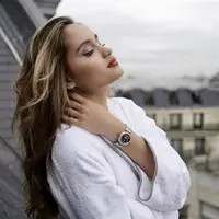 Cinta laura dengan riasan mata smokey eye metalik. (Instagram/claurakiehl).