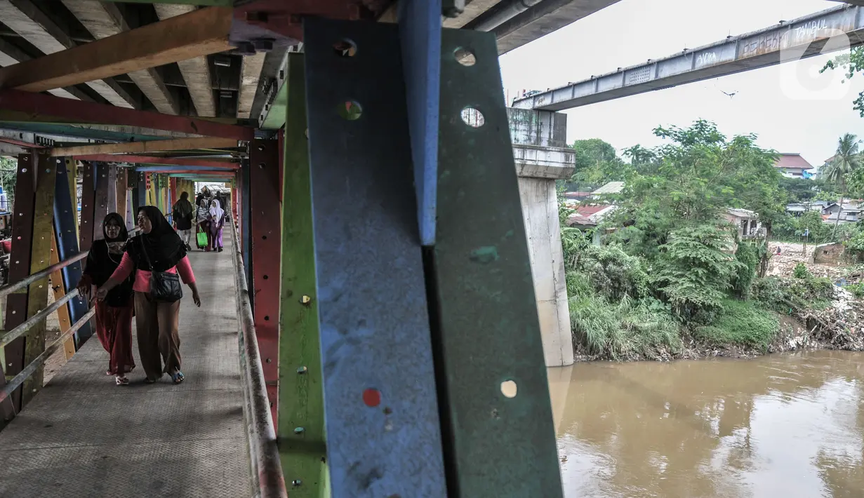 Aktivitas warga di dekat lokasi pembebasan lahan untuk proyek Normalisasi Ciliwung di Rawajati, Jakarta Selatan, Rabu (9/11/2022). Program normalisasi dikerjakan oleh Pemprov DKI bekerja sama dengan Kementerian PUPR dengan target cakupan normalisasi Sungai Ciliwung mencapai panjang 33 kilometer, terbentang dari Jembatan Jalan TB Simatupang hingga Pintu Air Manggarai. (merdeka.com/Iqbal S Nugroho)