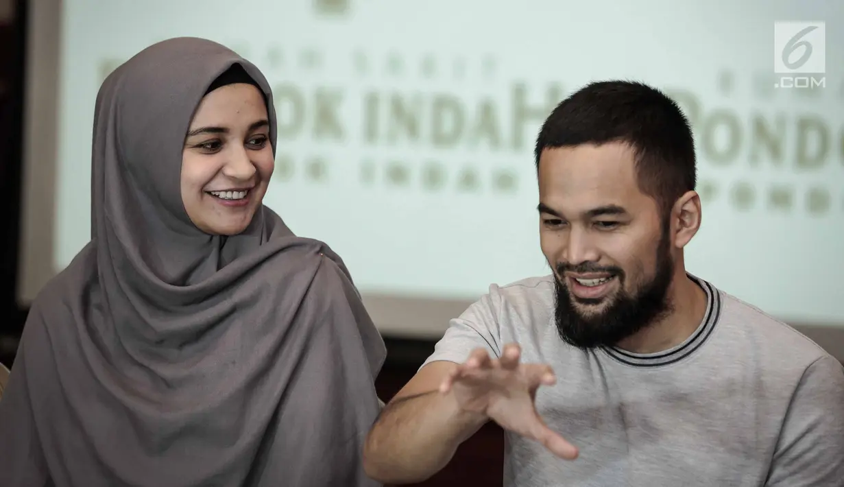 Teuku Wisnu didampingi istrinya Shireen Sungkar memberikan keterangan kelahiran anak ketiganya di RS Pondok Indah, Jakarta, Kamis (19/4). (Liputan6.com/Faizal Fanani)