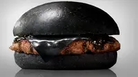 Burger serba hitam kini hadir kembali di Jepang.