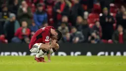 Pemain Manchester United, Bruno Fernandes tertunduk lesu setelah timnya kalah 0-1 dari Bayern Munchen pada laga Grup A Liga Champions 2023/2024 di Old Trafford, Manchster, Inggris, Rabu (13/12/2023). (AP Photo/Dave Thompson)