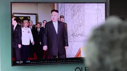 Orang-orang berjalan di dekat sebuah layar yang melaporkan peluncuran rudal Korea Utara, di Osaka, Jepang (29/5). Rudal jarak dekat itu terbang selama enam menit dan akhirnya mendarat di Laut Jepang. (Meika Fujio / Kyodo News via AP)