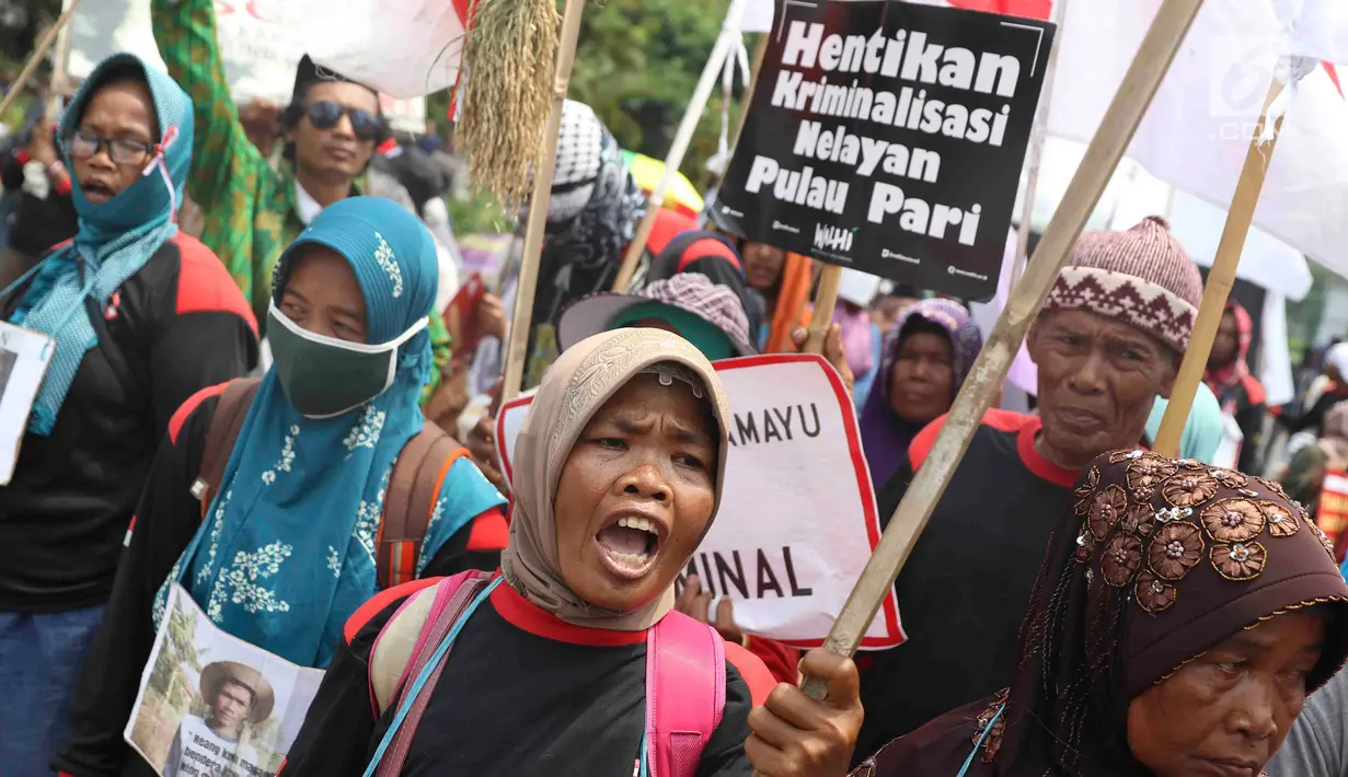 Petani dari Jakarta, Jawa Barat, dan Jawa Tengah bersama Wahana Lingkungan Hidup Indonesia (WALHI) menggelar aksi unjuk rasa menolak kriminalisasi aktivis lingkungan hidup di depan Istana Negara, Jakarta, Kamis (11/12). (Liputan6.com/Immanuel Antonius)