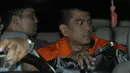 Ketua Komisi D DPRD DKI Jakarta dari partai Gerindra M Sanusi (kanan) saat masuk dalam mobil tahanan usai di periksa sebagai tersangka di KPK, Sabtu, dini hari (2/4). (Liputan6.com/Helmi Afandi)