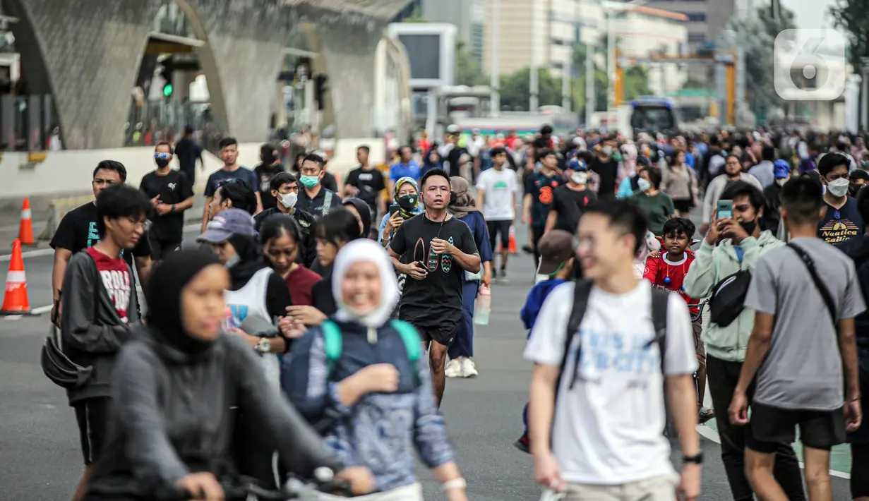 Warga berolahraga saat car free day di kawasan Bundaran HI, Jakarta, Minggu (4/12/2022). Penurunan kasus positif COVID-19 di Indonesia sudah mulai terlihat dalam sepekan belakangan. (Liputan6.com/Faizal Fanani)