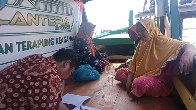 Pernikahan 2 Anak Suku Laut di Perahu Lantera, Kabupaten Lingga. (Foto: Kemenag)