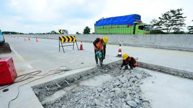 Menteri PUPR Basuki Hadimuljono meninjau kondisi Jalan Tol Trans Sumatera ruas Tol Terbanggi Besar-Pematang Panggang-Kayu Agung di Lampung, dan sebagian ruas Kayu Agung-Palembang-Betung (Kapalbetung). (Dok Kementerian PUPR)