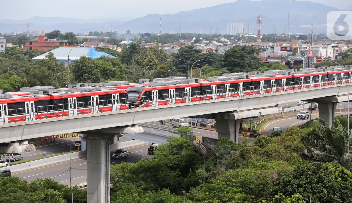 Rangkaian gerbong kereta LRT Jabodebek parkir di dekat stasiun LRT Harjamukti, Cibubur, Jakarta Timur, Jumat (26/3/2021). Progres pembangunan fase 1 LRT Jabodebek ditargetkan untuk beroperasi pada bulan Juli 2022 dengan 18 stasiun pemberhentian. (Liputan6.com/Fery Pradolo)
