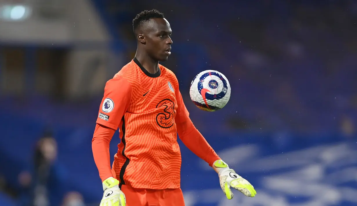 Di ajang Premier League musim ini Edouard Mendy telah tampil 28 kali dengan mencatat 16 clean sheet. Sementara berada di urutan kedua dalam persaingan memperebutkan Golden Gloves di Liga Inggris di bawah Ederson. (AFP/Mike Hewitt/Pool)