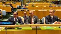 Wakil Menteri Luar Negeri RI Pahala Mansurry (kiri) bersama dengan sejumlah perwakilan tetap RI di New York dalam pemilihan Dewan HAM di Markas Besar PBB, New York, Senin (10/10/2023). (Twitter/@Kemlu_RI)