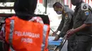 Petugas Satpol PP mendata warga yang tidak menggunakan masker di kawasan Pasar Baru, Jakarta, Jumat (21/8/2020). Sanksi tersebut dilakukan sebagai bagian dari upaya pencehagan penyebaran virus covid-19. (Liputan6.com/Immanuel Antonius)