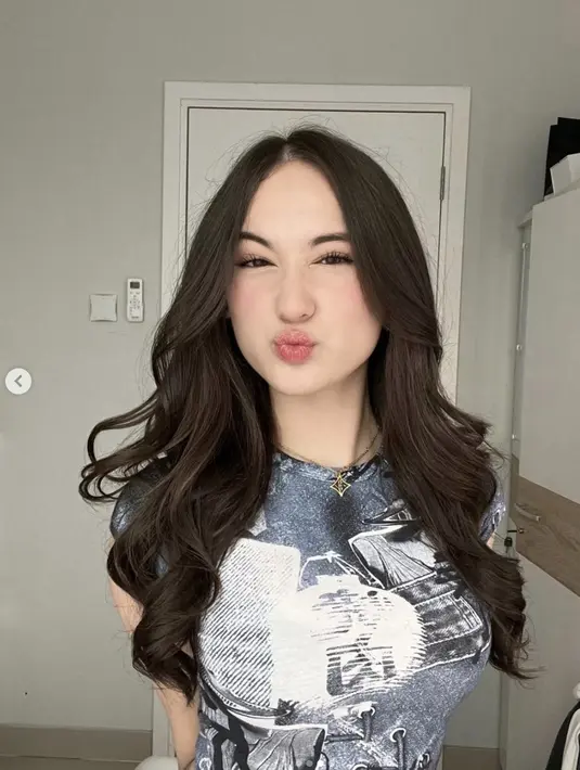 Laura Moane menjadi sosok yang curi perhatian. Gaya Fashionnya hadirkan pesona yang begitu memikat. [Foto: Instagram/ Laura Moane]