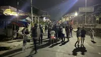 Personel Polres Tual berjaga di sekitar lokasi kejadian di Jalan Yos Sudarso, Kecamatan Dullah Selatan, Kota Tual, Maluku, Sabtu (19/9/2026) dini hari. (Antara)