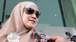 Meidiana Hutomo saat ditanya wartawan usai menjalani pemeriksaan oleh penyidik KPK di Jakarta, Jumat (29/5/2015). Mediana Hutomo diperiksa sebagai saksi terkait kasus dugaan korupsi pengadaan alat kesehatan (alkes) di Kemenkes. (Liputan6.com/Helmi Afandi)