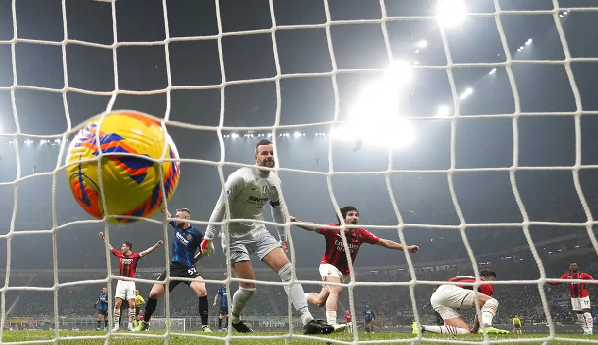 Pemain AC Milan Olivier Giroud (kedua kanan) mencetak gol ke gawang Inter Milan pada pertandingan sepak bola Liga Italia di Stadion San Siro, Milan, Italia, 5 Februari 2022. AC Milan menang 2-1. (AP Photo/Antonio Calanni)