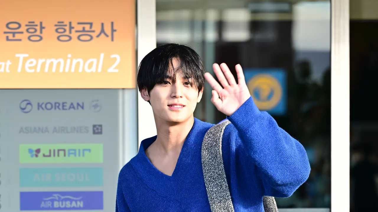 Mingyu SEVENTEEN Bersiap Terbang ke Jakarta dengan Airport Look yang Kasual dan Nyaman