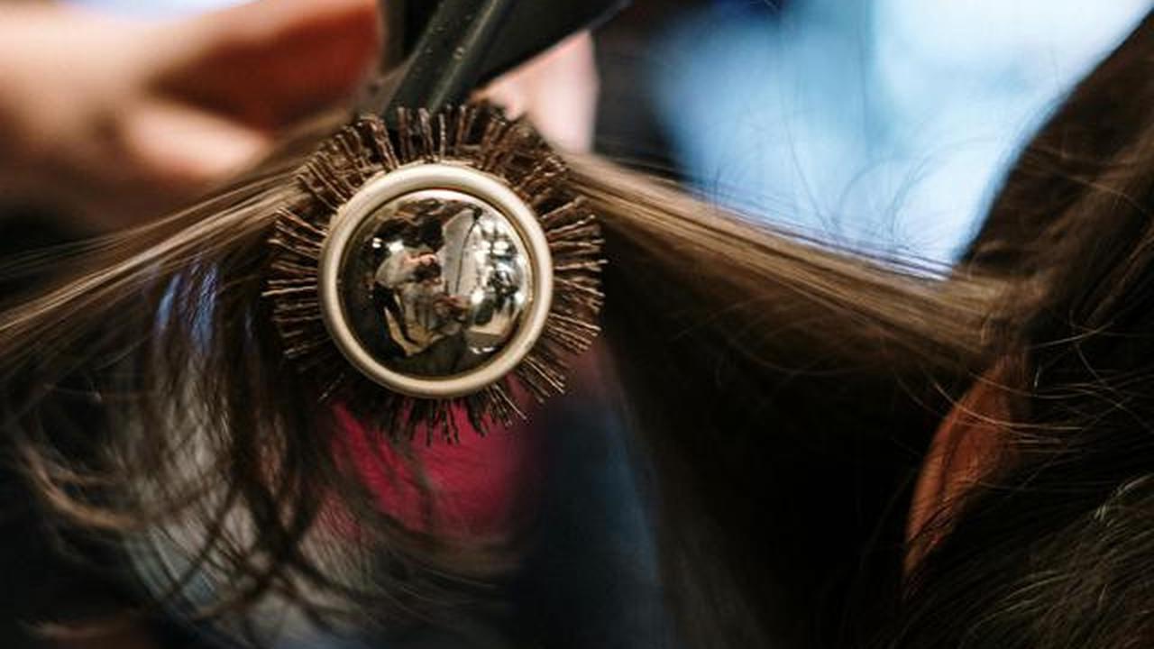 Tips Menata Rambut Panjang agar Tetap Mengembang Sepanjang Hari