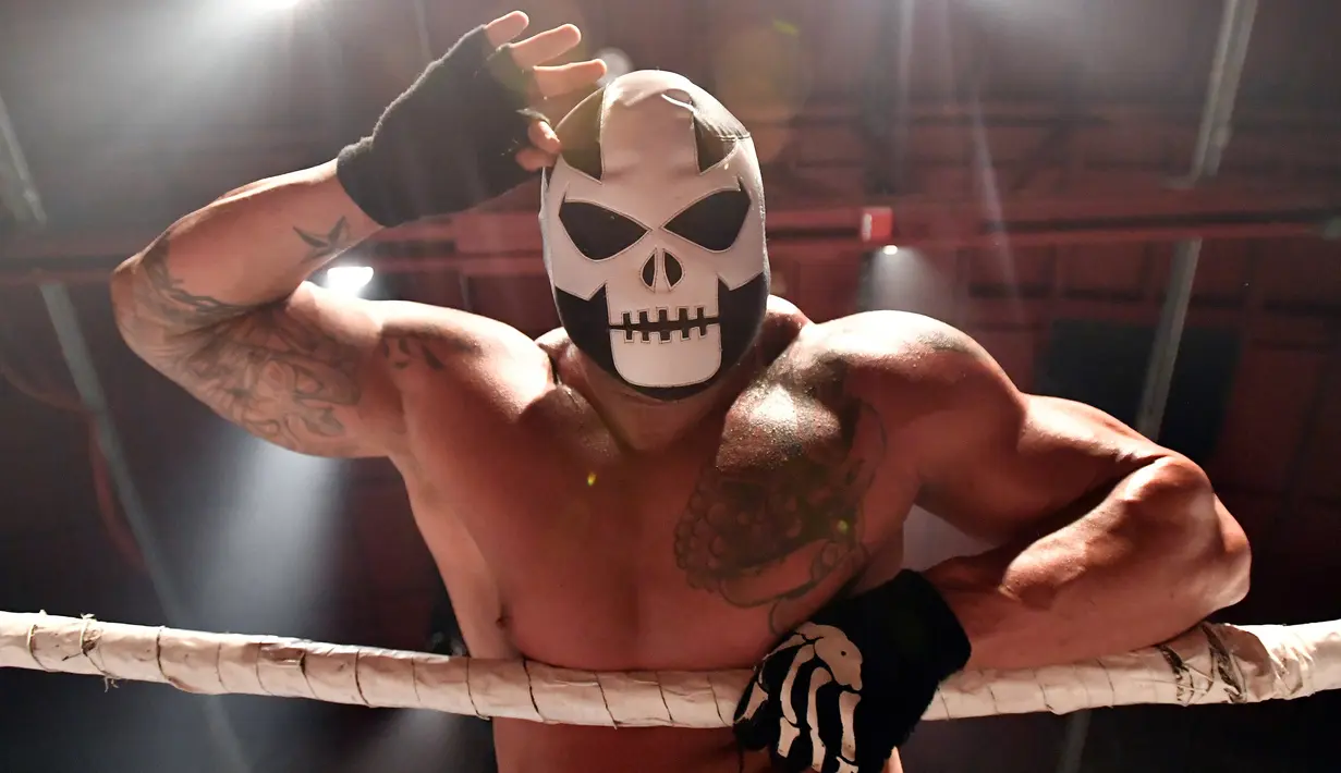 Seorang pegulat bernama Super Beast bergaya saat menyapa penggemarnya sebelum bertanding gulat Hoodslam di Oakland, California (7/7). Pertandingan gulat ini digelar sejak tahun 2010 oleh Sam Khandaghabadi. (AFP Photo/Josh Edelson)