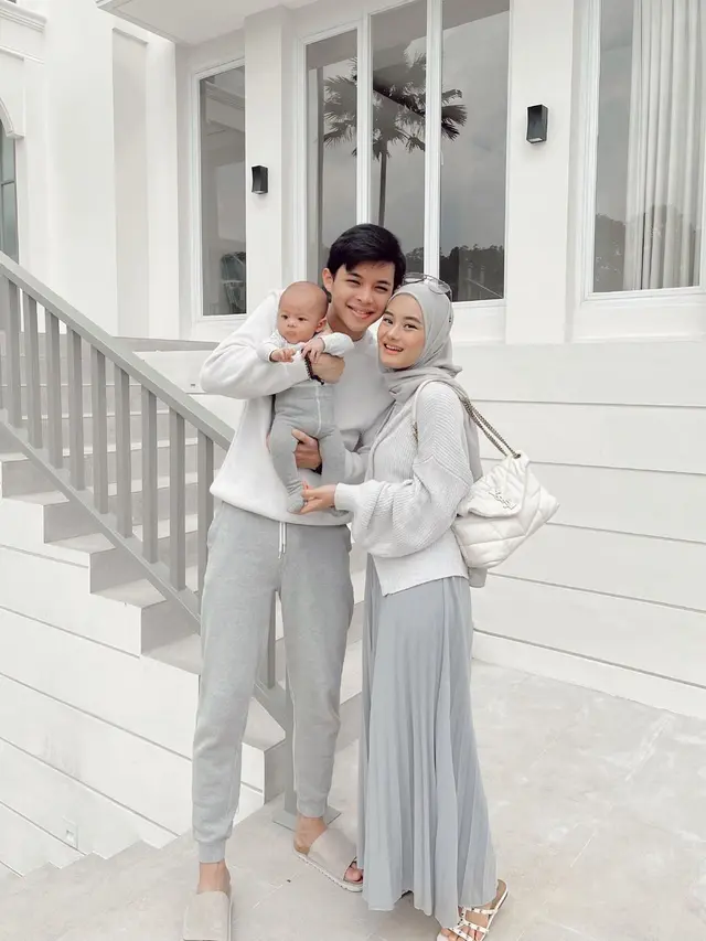 10 OOTD Kompak ala Keluarga Dinda Hauw dan Rey Mbayang, Family Goals Panutan