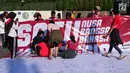 Sejumlah warga memberikan tanda tangan di spanduk saat aksi Satu Indonesia di area CFD, Bundaran HI, Minggu (30/7). Aksi ini digelar dalam rangka menyambut Raimuna Nasional XI Gerakan Pramuka. (Liputan6.com/Helmi Afandi)