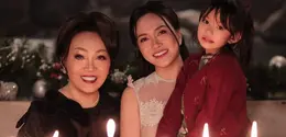 Shandy Aulia saat Ibadah Natal bersama ibu dan putrinya. [@shandyaulia]