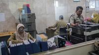 Sejumlah Pegawai Negeri Sipil (PNS) Pemprov DKI Jakarta berakitivitas di Balaikota, Jakarta, Senin (10/6/2019). PNS kembali berdinas di masing-masing instansinya pada hari pertama kerja usai libur nasional dan cuti bersama Hari Raya Idul Fitri 1440 H. (Liputan6.com/Faizal Fanani)